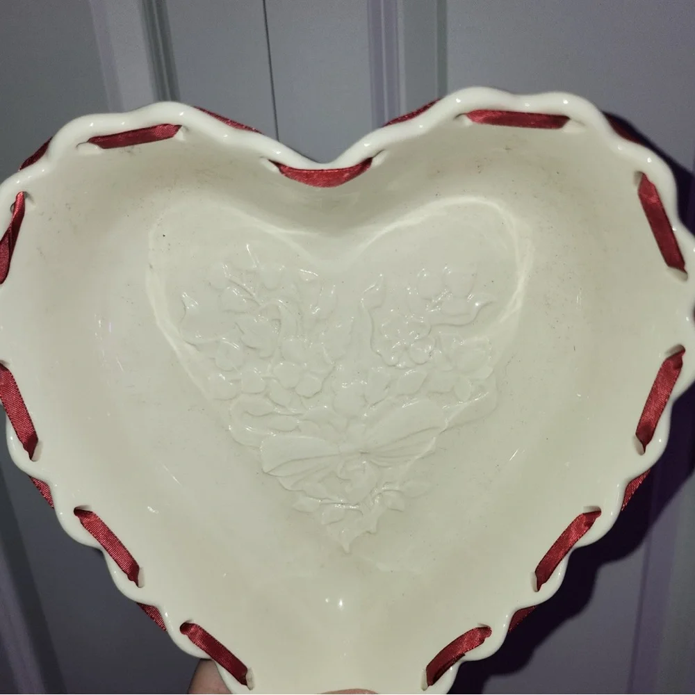 Large Longaberger Heart Shaped Oven Baker Red Ribbon Ivory Embossed Floral 1993